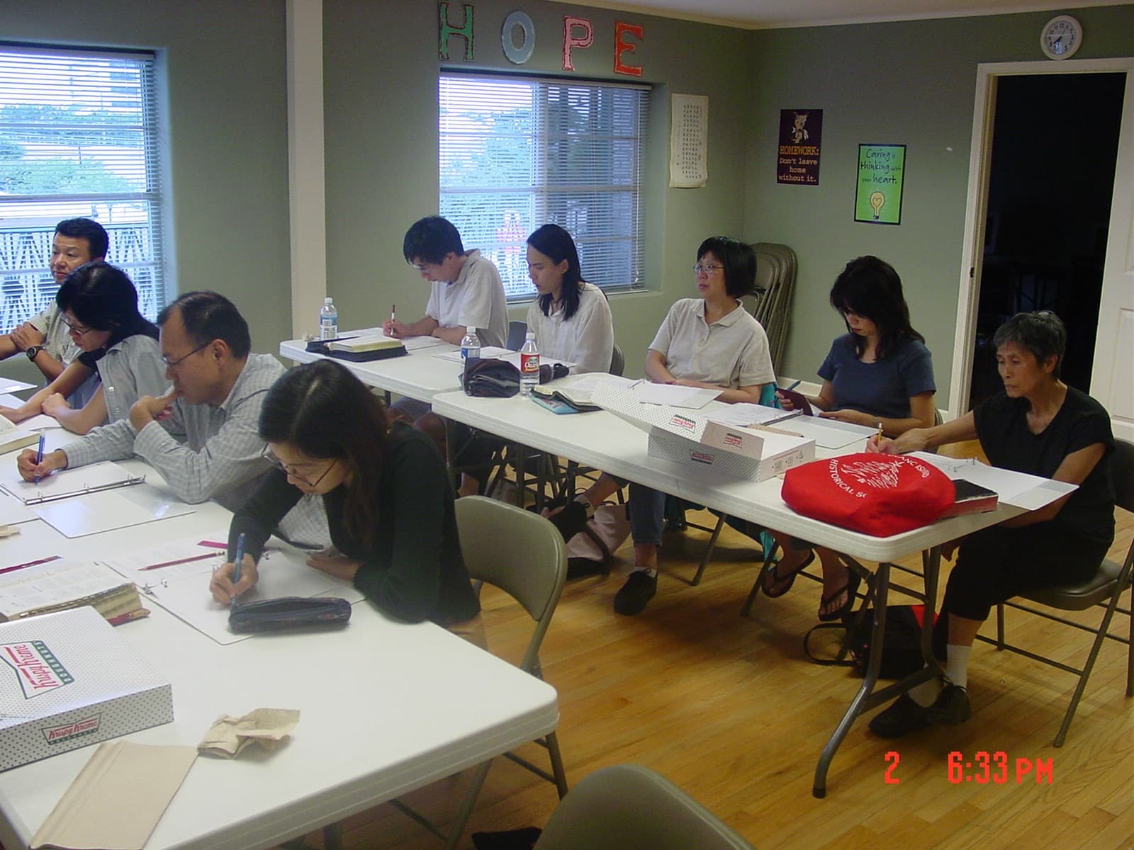 學員們在四海學院的老教室裡認真聽講