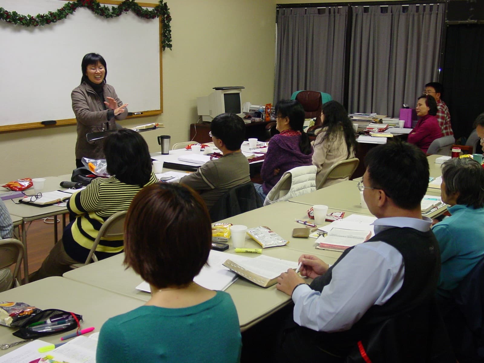 方平牧師在給學員講課