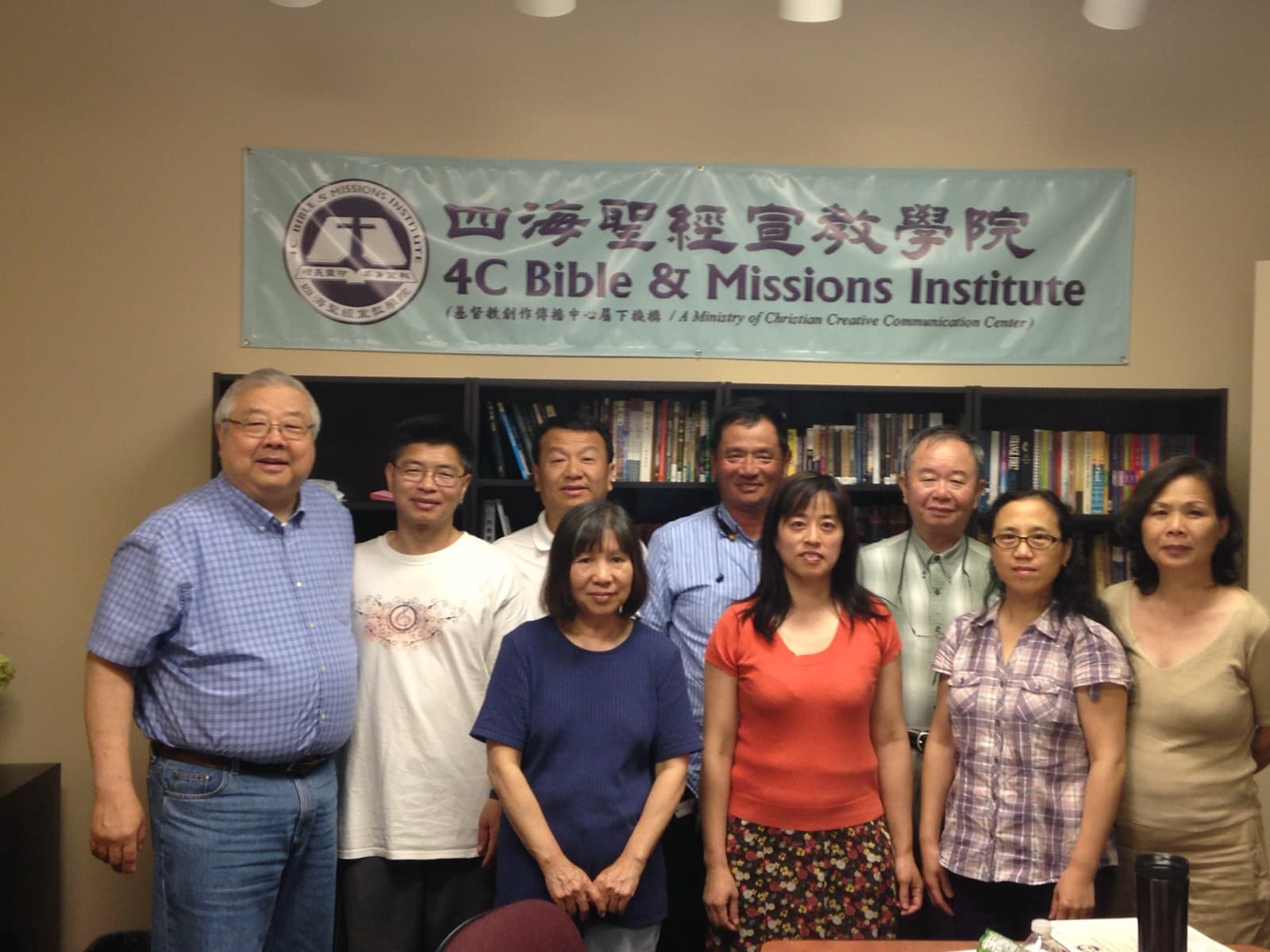 常牧師（院長）與學員拍照留念